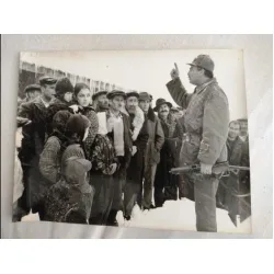 Buzlar Çözülmeden 1965 - Reha Yurdakul / Selda Akkor Köylülere karlı havada bilgi veriyor * Siyah Beyaz /Set Fotosu Buzlar Çözülmeden 1965 - Reha Yurdakul / Selda Akkor Köylülere karlı havada bilgi veriyor * Siyah Beyaz /Set Fotosu