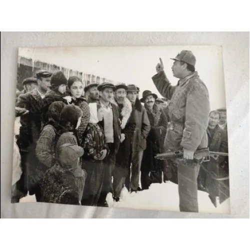 Buzlar Çözülmeden 1965 - Reha Yurdakul / Selda Akkor Köylülere karlı havada bilgi veriyor * Siyah Beyaz /Set Fotosu