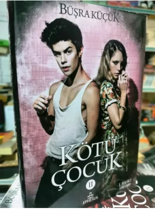 Kötü Çocuk II Cilt 2 (Ciltli-Şömizli) Stickerli Aleraya İthaflı ve İmzalı