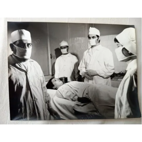 Yalan Yıllar 1968 - Murat Soydan Hülya Koçyiğit Ameliyat Masası * Siyah Beyaz / Set Fotosu Hülya Koçyiğit imzalı