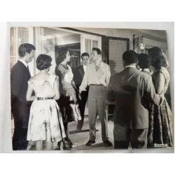 Kalabalık bir Sahne Oyuncular Bilinmiyor * Siyah Beyaz / Set Fotosu Kalabalık bir Sahne Oyuncular Bilinmiyor * Siyah Beyaz / Set Fotosu