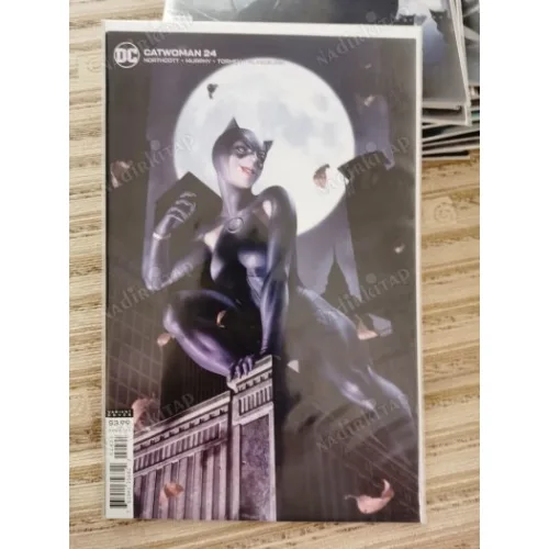 DC CatWoman Volume 5 #24 of Present (Cover B Junggeun Yoon Variant, Comicare)