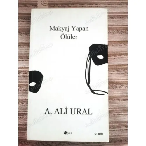 Makyaj Yapan Ölüler (İthaflı ve İmzalı)