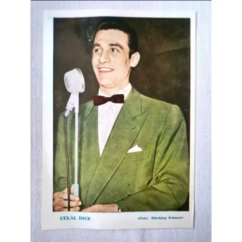 Fotoğraf Renkli Celal İnce (Foto Müeddep Erkmen) 1950 li yıllar Mikrofona Papyonlu şarkı söylerken