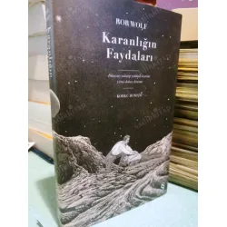 Karanlığın Faydaları Dünyayı yalayıp yutmak üzere yirmi dokuz deneme * Ciltli Şömizli Karanlığın Faydaları Dünyayı yalayıp yutmak üzere yirmi dokuz deneme * Ciltli Şömizli