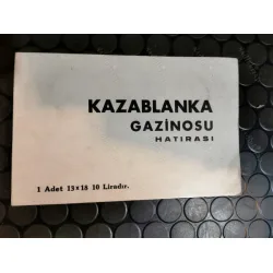 Kazablanka Gazinosu Hatırası 1967 Foto Kabı + Fotoğraf (Arkası notlu) Kazablanka Gazinosu Hatırası 1967 Foto Kabı + Fotoğraf (Arkası notlu)