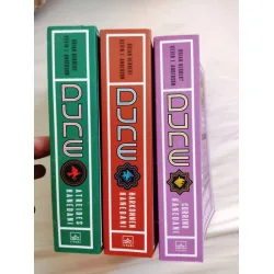 Dune Hanedanlık Üçlemesi * Atreides Hanedanı - Harkonnen Hanedanı - Corrino Hanedanı * 3 Kitap Takım Dune Hanedanlık Üçlemesi * Atreides Hanedanı - Harkonnen Hanedanı - Corrino Hanedanı * 3 Kitap Takım